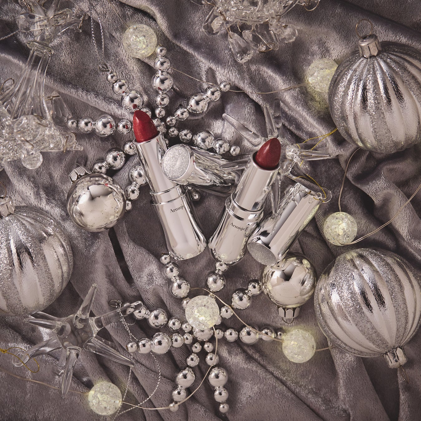 五彩緋夏プロデュース・メイクブランド「Armuje」、クリスマスコフレ＆クリスマス限定リップを発売！のサブ画像2_Glitter Lip Limited Illumination。左から、イエベ／ルビーの舞踏会、ブルべ／コハクの贈り物