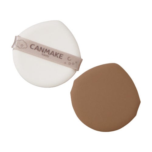 【キャンメイク】欲しいだけ光を足して思いのままのツヤ肌に☆『ツヤ』と『カバー』が1つになったコンパクトが11月下旬より発売開始!のサブ画像3_しずく型のパフ