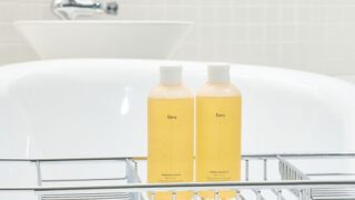 山中美智子による美しく時を重ねるスキンケアブランド〈favs〉より、肌も心もあたたかいうるおいで満たされていく、ボディマッサージもできるバスオイルを発売いたします。のメイン画像