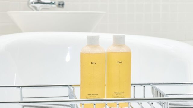 山中美智子による美しく時を重ねるスキンケアブランド〈favs〉より、肌も心もあたたかいうるおいで満たされていく、ボディマッサージもできるバスオイルを発売いたします。のメイン画像