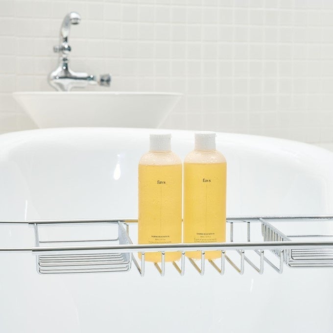 山中美智子による美しく時を重ねるスキンケアブランド〈favs〉より、肌も心もあたたかいうるおいで満たされていく、ボディマッサージもできるバスオイルを発売いたします。のサブ画像1