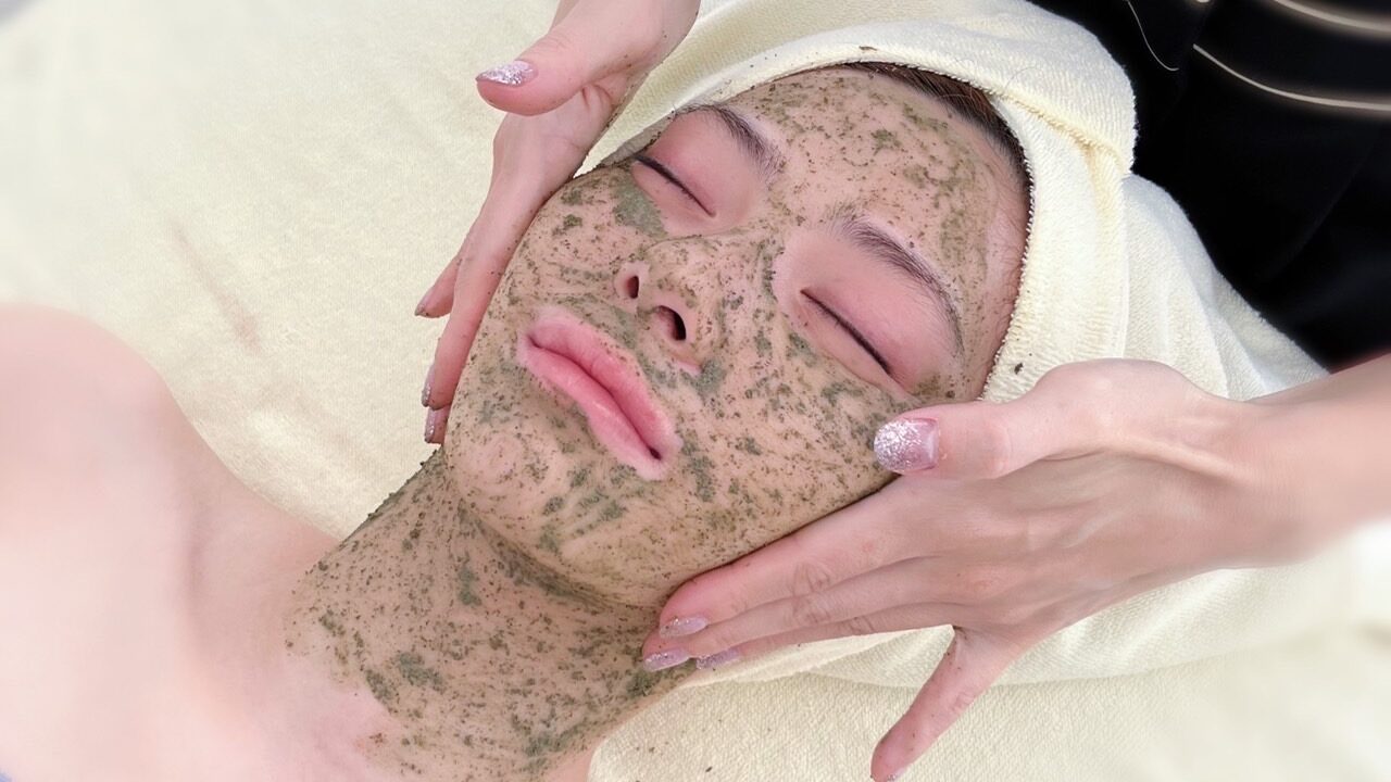 今、美容業界で話題の次世代ハーブピーリング！植物幹細胞の力で肌細胞を活性化させ、陶器のような美しい肌に！多くの著名人もお忍びで通う、話題のエステティックサロン『美肌サロンElsoluna南青山』のメイン画像