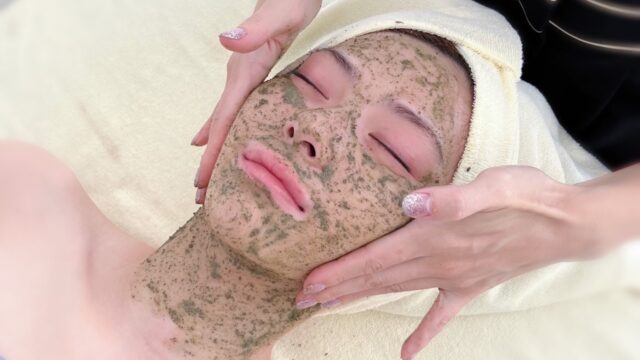 今、美容業界で話題の次世代ハーブピーリング！植物幹細胞の力で肌細胞を活性化させ、陶器のような美しい肌に！多くの著名人もお忍びで通う、話題のエステティックサロン『美肌サロンElsoluna南青山』のメイン画像