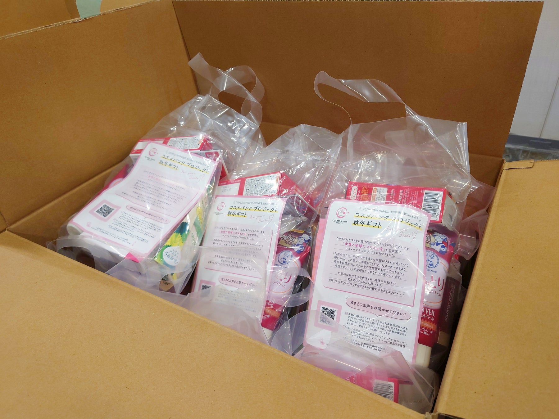 「コスメバンクプロジェクト」を通じ、クリスマス向けギフトとして化粧品を寄贈のサブ画像4_持ち帰りやすいよう持ち手付きの袋を採用