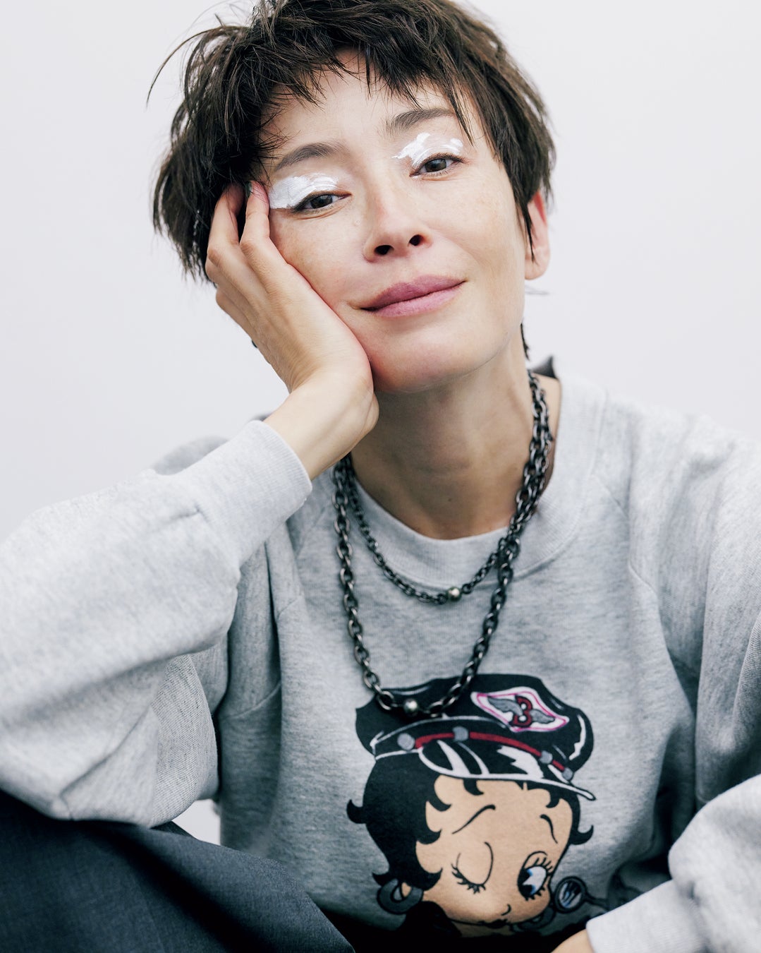 FRaU1月号で宮沢りえが“ニュービューティ”を案内。　カラフルなメイク、サステナブルな素材や古着をミックスしたスタイリングで新たな価値を魅せるのサブ画像1