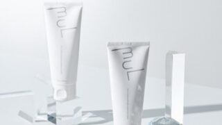 モデル、女優、プロデューサー、インフルエンサーと数々の顔を持つ小室安未によるスキンケアブランド〈mul clear（ムルクリア）〉から弱酸性pH5.5の低刺激クレンジングフォームが登場。のメイン画像