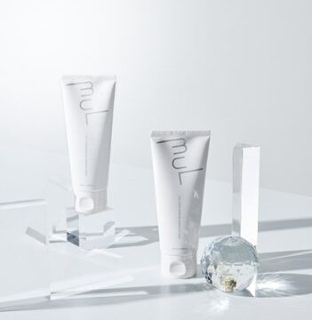 モデル、女優、プロデューサー、インフルエンサーと数々の顔を持つ小室安未によるスキンケアブランド〈mul clear（ムルクリア）〉から弱酸性pH5.5の低刺激クレンジングフォームが登場。のメイン画像