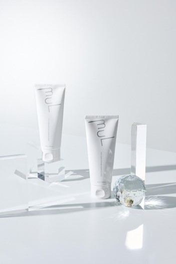 モデル、女優、プロデューサー、インフルエンサーと数々の顔を持つ小室安未によるスキンケアブランド〈mul clear（ムルクリア）〉から弱酸性pH5.5の低刺激クレンジングフォームが登場。のメイン画像