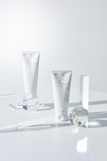 モデル、女優、プロデューサー、インフルエンサーと数々の顔を持つ小室安未によるスキンケアブランド〈mul clear（ムルクリア）〉から弱酸性pH5.5の低刺激クレンジングフォームが登場。のサブ画像1