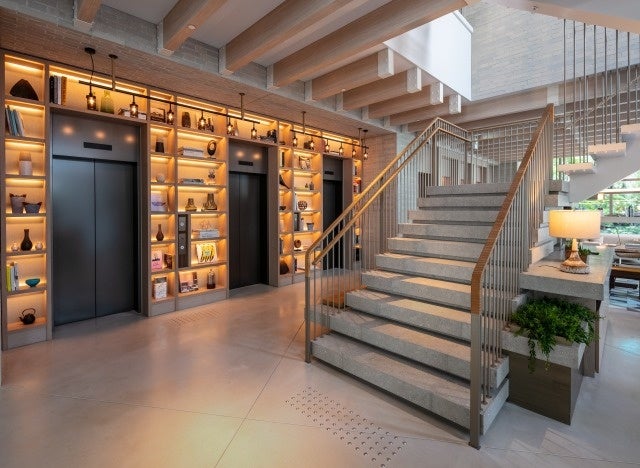 大阪・堂島浜のホテルZentis Osakaとコラボレーション　モルトンブラウンのフレグランスをイメージしたバレンタイン限定スイーツ＆カクテル　2023年2月１日（水）～2月28日（火）のサブ画像5_ロビー 正面には2階へ続く階段