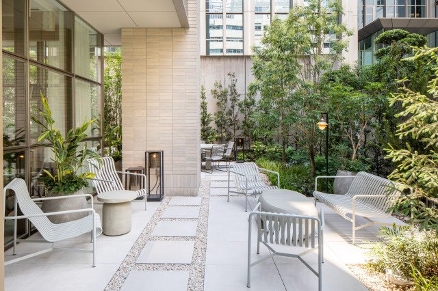 大阪・堂島浜のホテルZentis Osakaとコラボレーション　モルトンブラウンのフレグランスをイメージしたバレンタイン限定スイーツ＆カクテル　2023年2月１日（水）～2月28日（火）のサブ画像7_緑に囲まれた1Fのガーデン