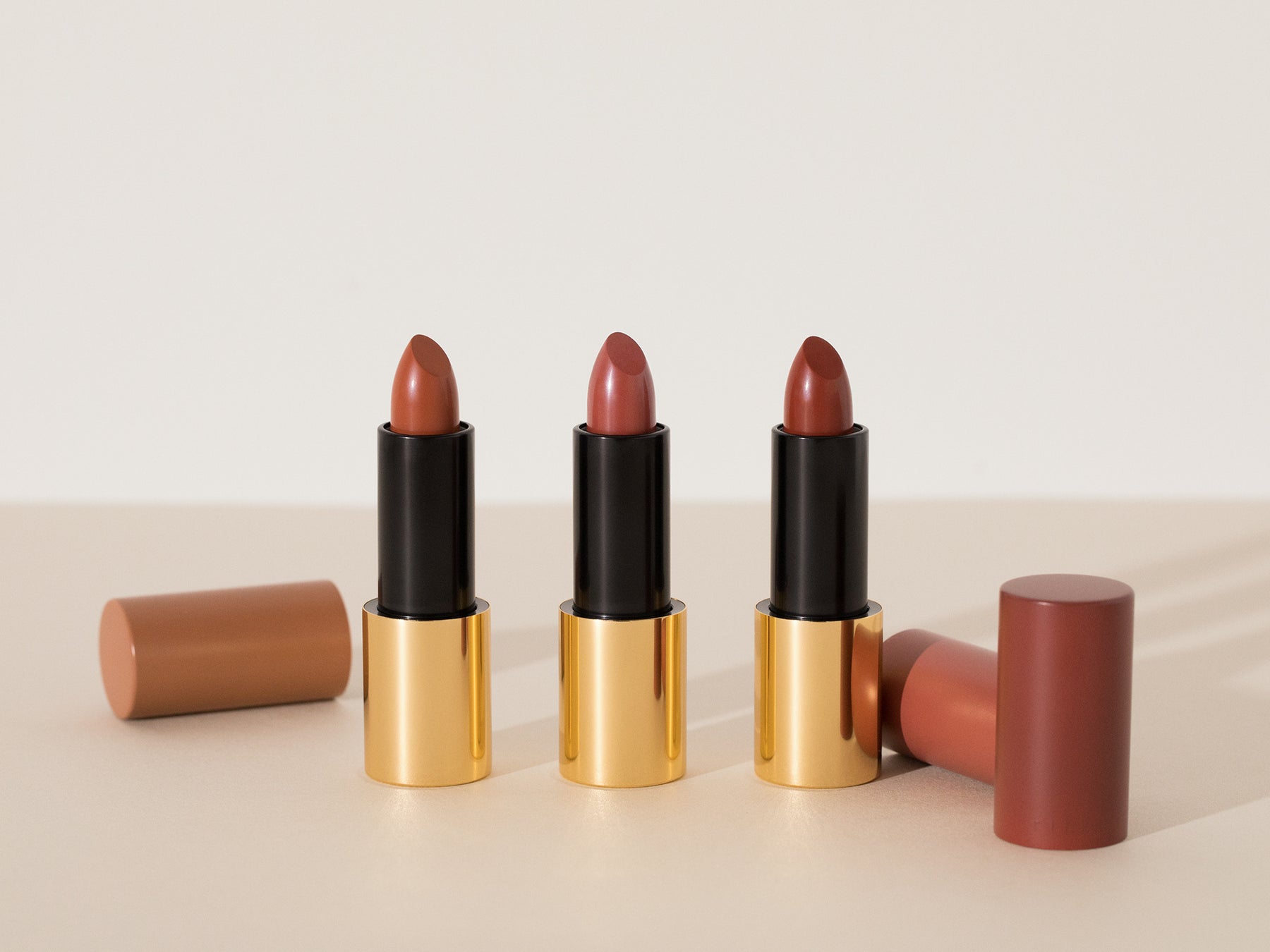 rihkaから、ブランド初のリップスティックが登場！大人気のネイルポリッシュからインスピレーションを受けたニュアンスカラー。2023年1月7日より新発売！のサブ画像1