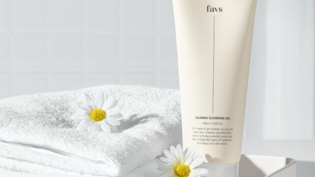 山中美智子による美しく時を重ねるスキンケアブランド〈favs〉より、どこまでもやさしいうるおいで包み込むようにメイクをオフする、みずみずしいクレンジングジェルを発売いたします。のメイン画像