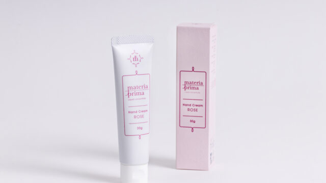 マテリアプリマから「ハンドクリーム　ローズの香り」が新登場。ダマスクローズの優雅な香りのオーガニックハンドクリーム。のメイン画像