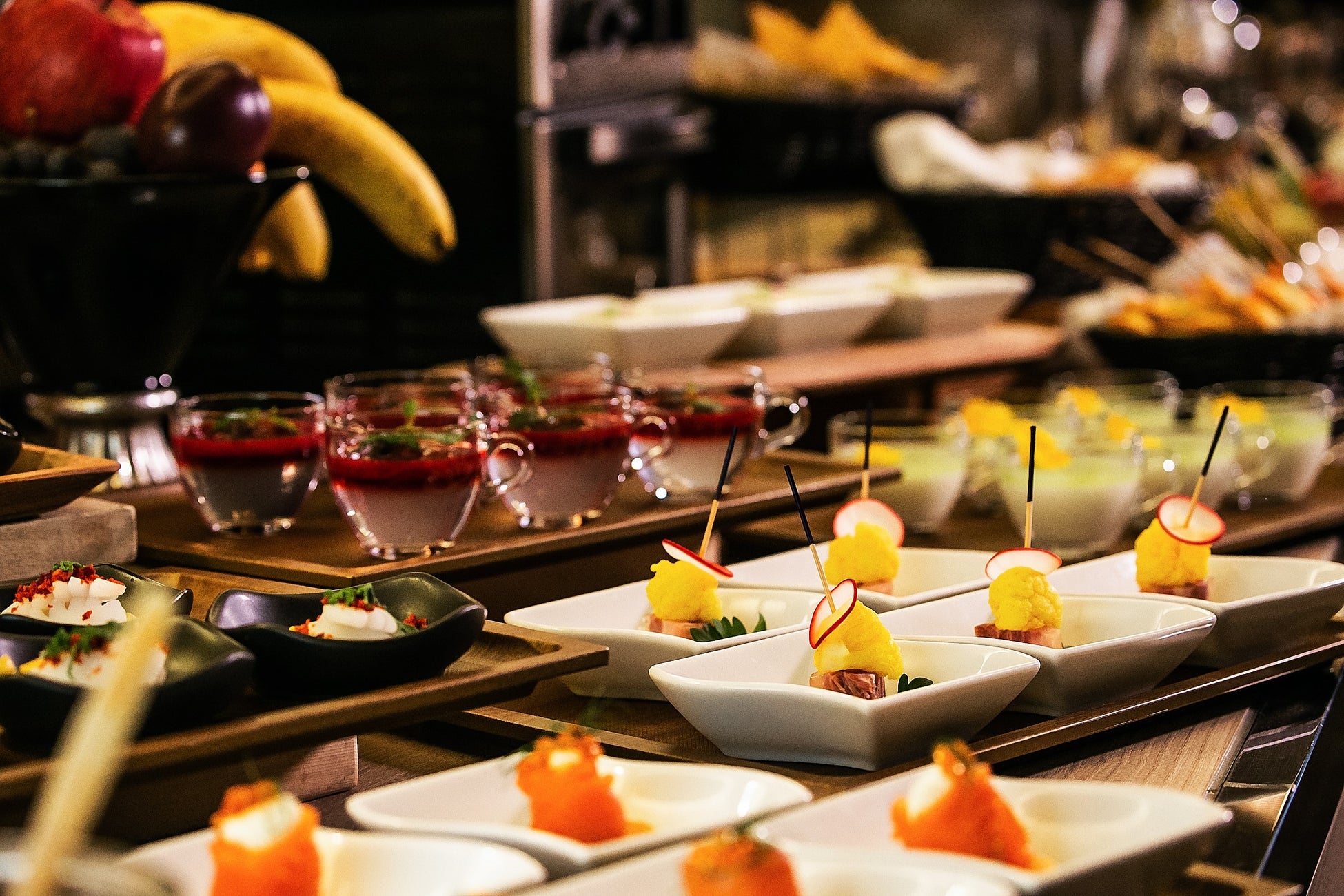 【神戸メリケンパークオリエンタルホテル】心身を癒す至福のインルームトリートメント付「リトリートステイKOBE春夏」「エグゼクティブルーム」宿泊者限定プランとして1日2室限定で販売開始のサブ画像8_イブニングカクテルイメージ