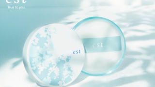 昨年人気のエストのおしろいが、今年の夏、再登場。「エスト ラスティング クラリティ ルースパウダー」（花王）が2023年4月21日（金）、数量限定で発売のメイン画像