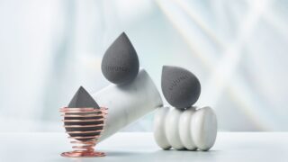なめらかな肌あたりの立体スポンジと置き場に困らない専用ホルダー新登場！『ウーニ　メイクアップスポンジ&ホルダー』『ウーニ　メイクアップスポンジ』のメイン画像