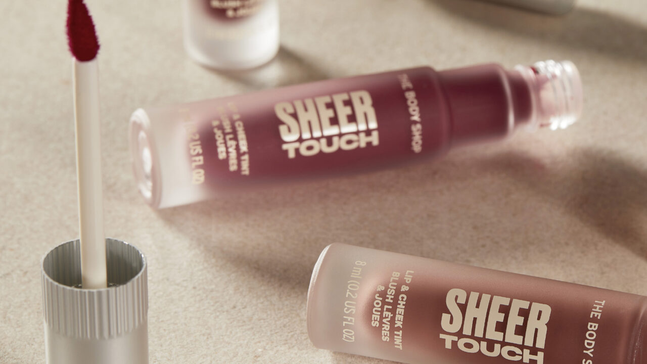 軽いつけ心地なのにリッチな発色 素肌を美しく彩るヴィーガンメイクアップ「シアータッチ リップ＆チーク」3色が新登場－ひと塗りで叶う ワントーンメイクに便利なアイテム－2023年5月18日（木) 新発売のメイン画像