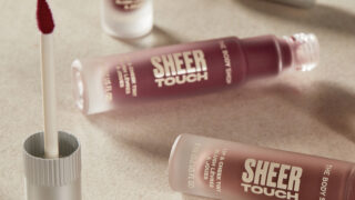 軽いつけ心地なのにリッチな発色 素肌を美しく彩るヴィーガンメイクアップ「シアータッチ リップ＆チーク」3色が新登場－ひと塗りで叶う ワントーンメイクに便利なアイテム－2023年5月18日（木) 新発売のメイン画像