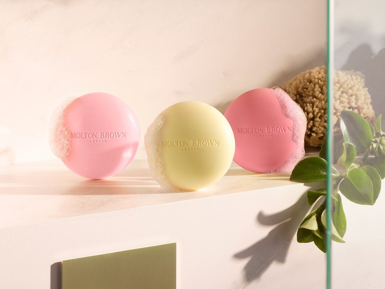 アイコニックな香りがサステナブルな固形ソープに　パフュームソープ コレクション　3品種　2023年6月9日（金）発売のサブ画像1