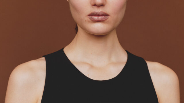 コスメブランド「uneven」から、ブランドイメージを一新する"大人ライン"のカラーアイテムが登場。ツヤマスカラやリキッドアイシャドウなど全6種の新商品。のメイン画像