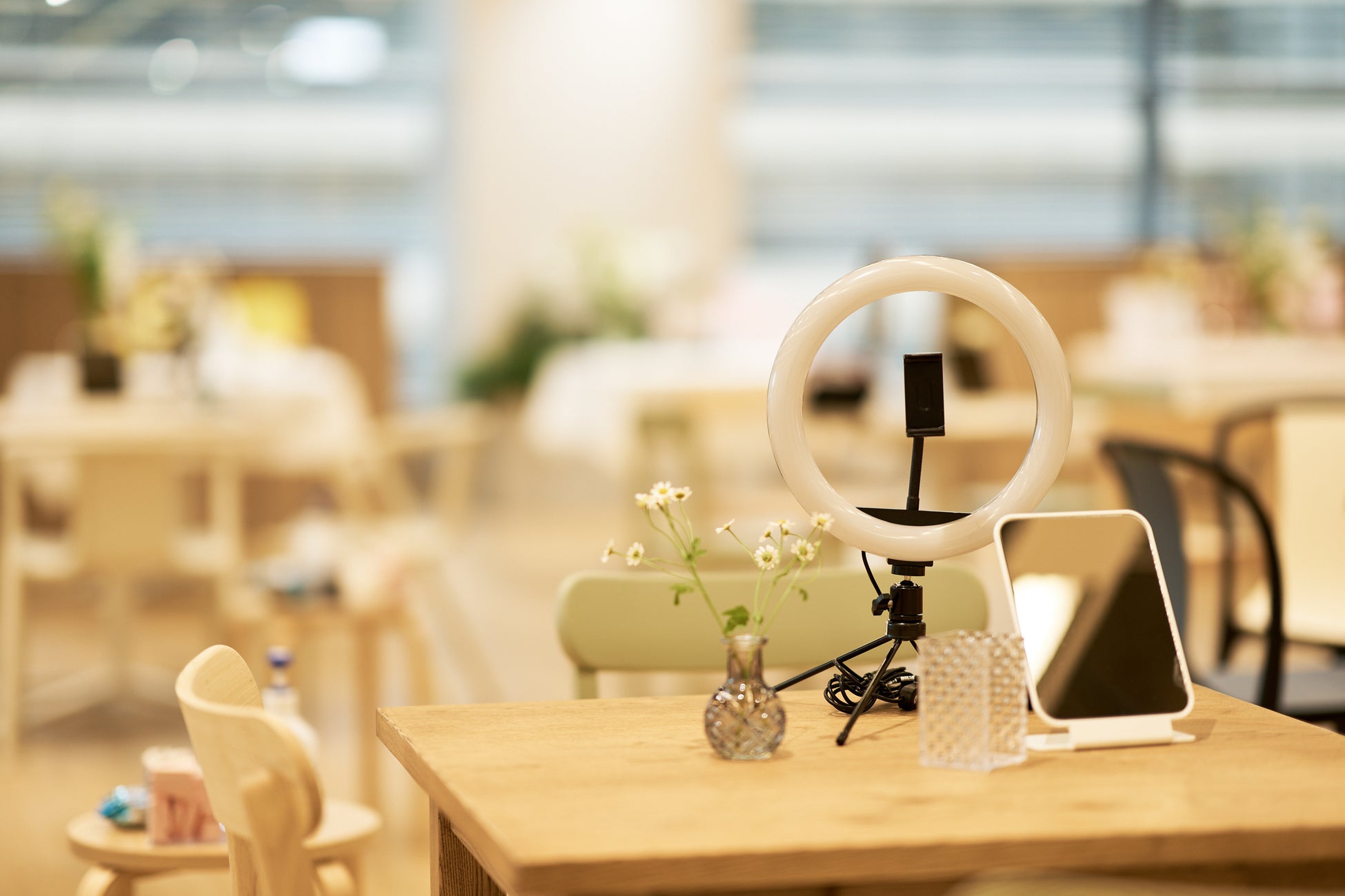 最大30ブランドを試して取材できる「合同タッチアップ会」始動　第一弾は7/24(月)、コスメブランドが集結して開催のサブ画像3_タッチアップ席