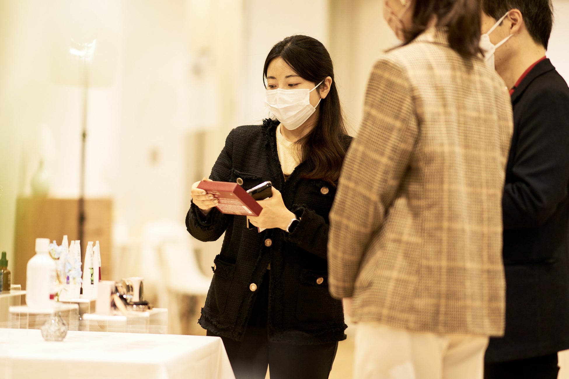 最大30ブランドを試して取材できる「合同タッチアップ会」始動　第一弾は7/24(月)、コスメブランドが集結して開催のサブ画像5_ブランド担当者との会話