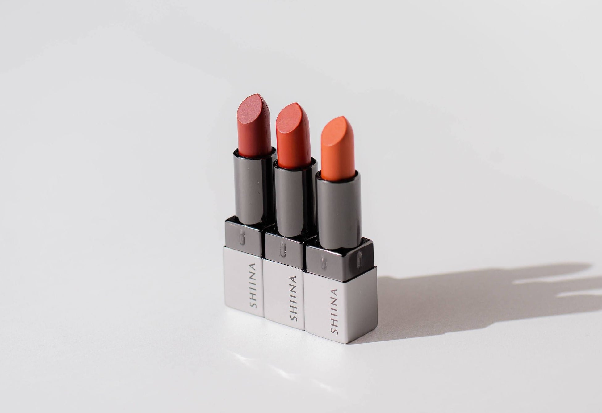 開始1日で90万円突破！“環境活動家をなくしたい環境活動家” 露木しいなが手がけるオーガニックコスメ〈SHIINA organic〉クラウドファンディングで期間限定発売！口紅体験会も開催。のサブ画像2_SHIINA organic口紅 01 WINE RED／02 ORANGE BROWN／03 CORAL 各色4200円、ギフトセット A 8500円、ギフトセットB 12900円