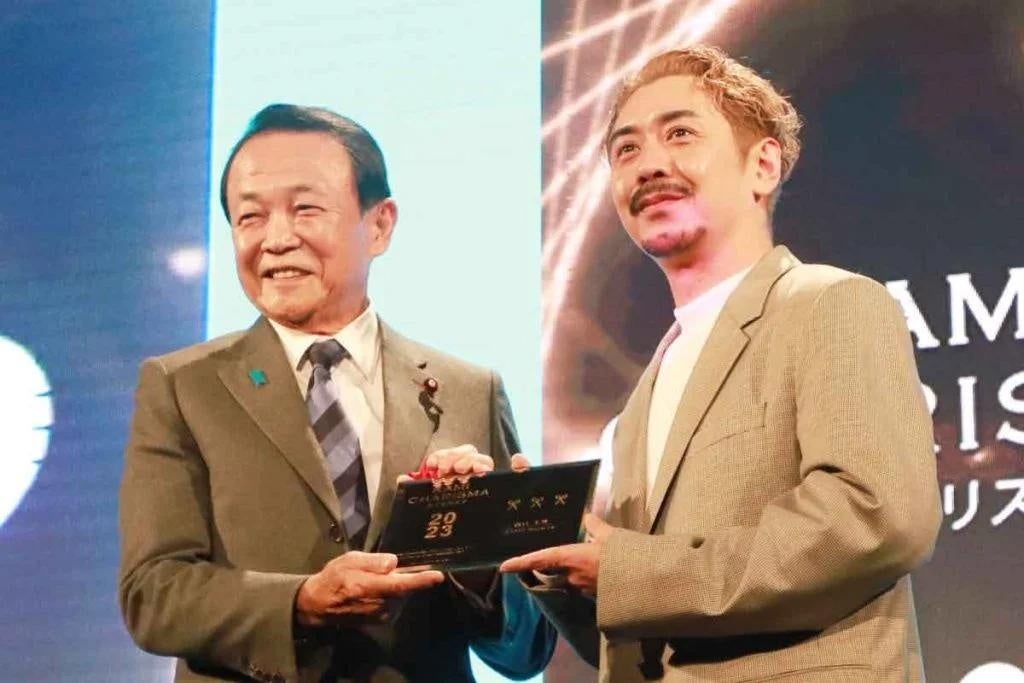 【髪カリスマ 4年連続三ツ星受賞者】朝日光輝プロデュースの『FREELY リキッドアイライナー』がリリース！のサブ画像5