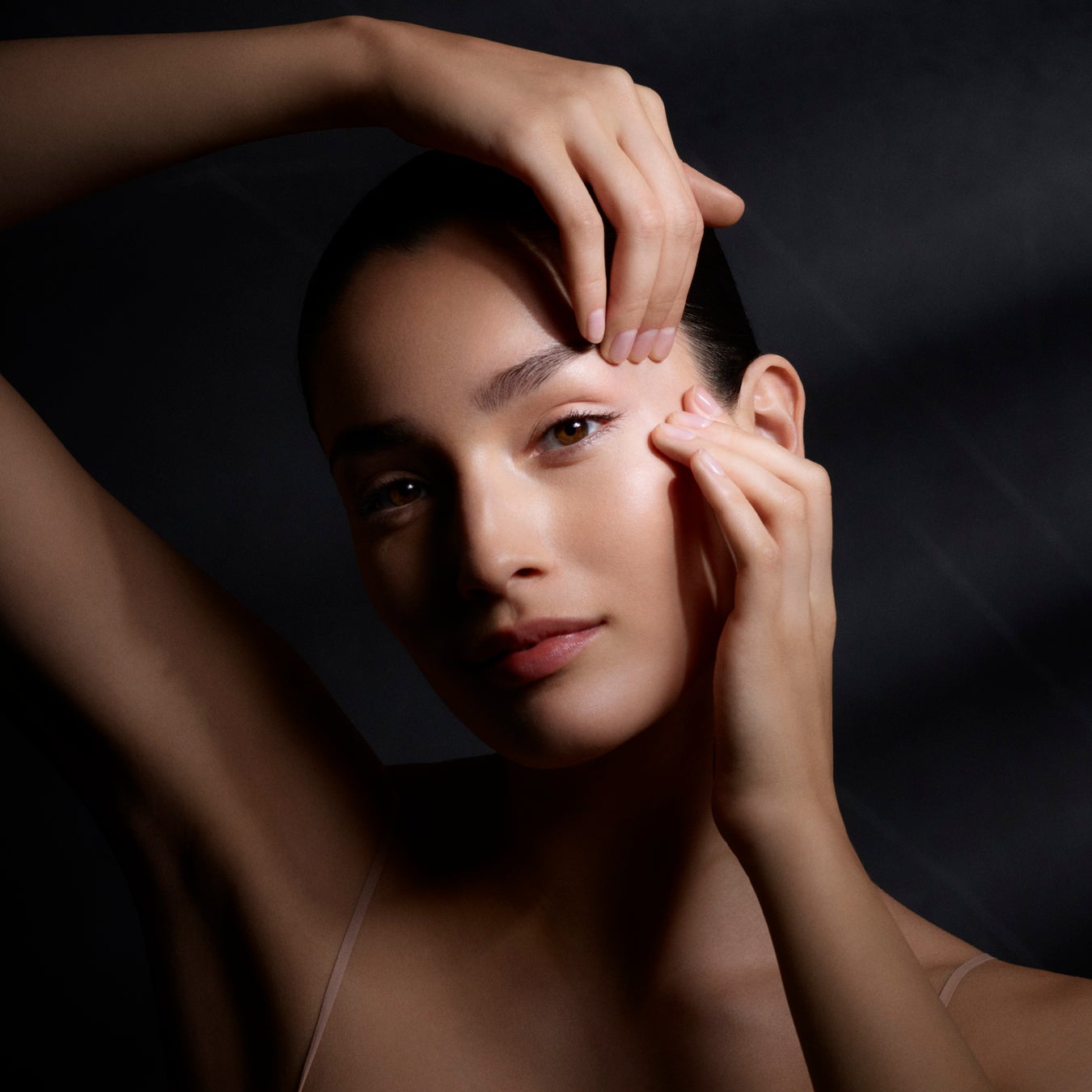 肌の奥の層*1 まで深く浸透。ハリとなめらかさをもたらす次世代*2 アイトリートメント「クレマ ネラ ファーミング メタ アイ トリートメント」が2023年6月2日（金）に新登場のサブ画像7_＜イメージ＞