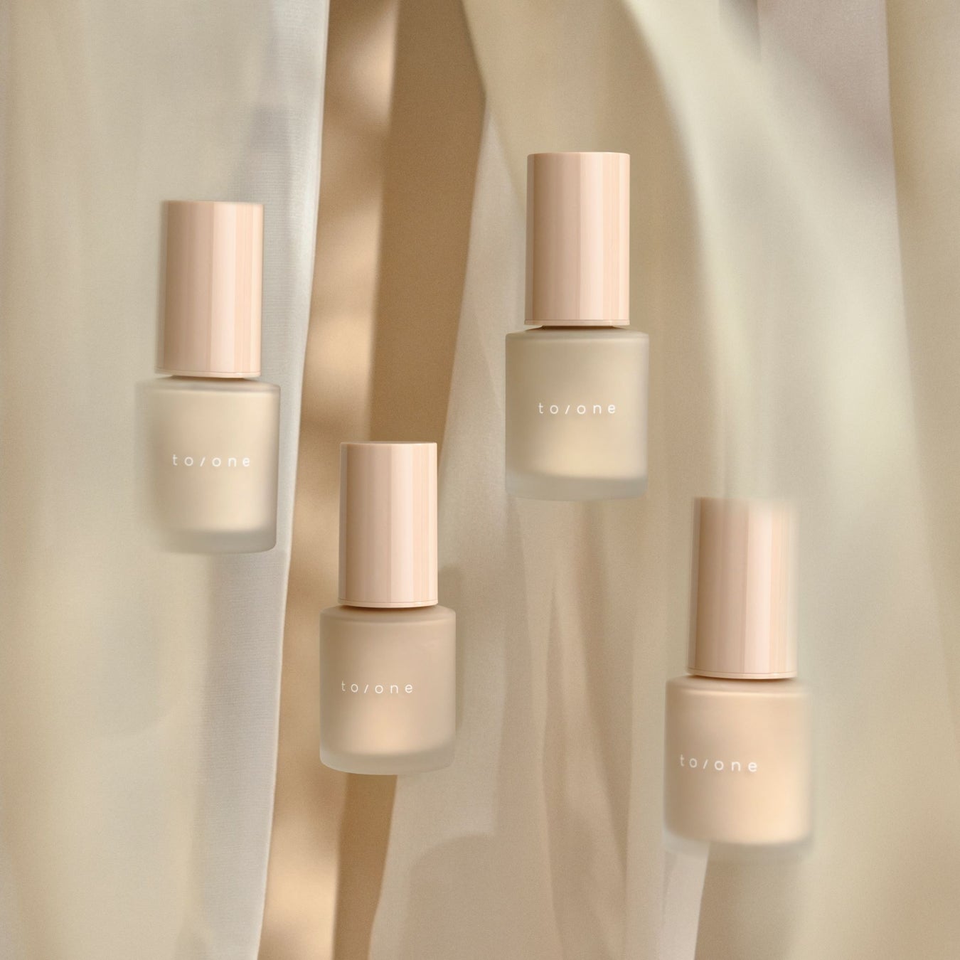 【to/one(トーン)】美容液成分94％以上配合。花びらのような透明感となめらかさ、みずみずしさをまとうファンデーション4色が新登場！のサブ画像1