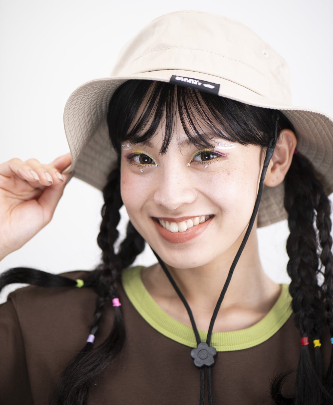 2023年夏の野外フェスは、ビジュー＆デイジーがポイントのシールメイクで視線を独り占め！マリークヮント流「お目立ちメイク」HOW TO動画公開のサブ画像2